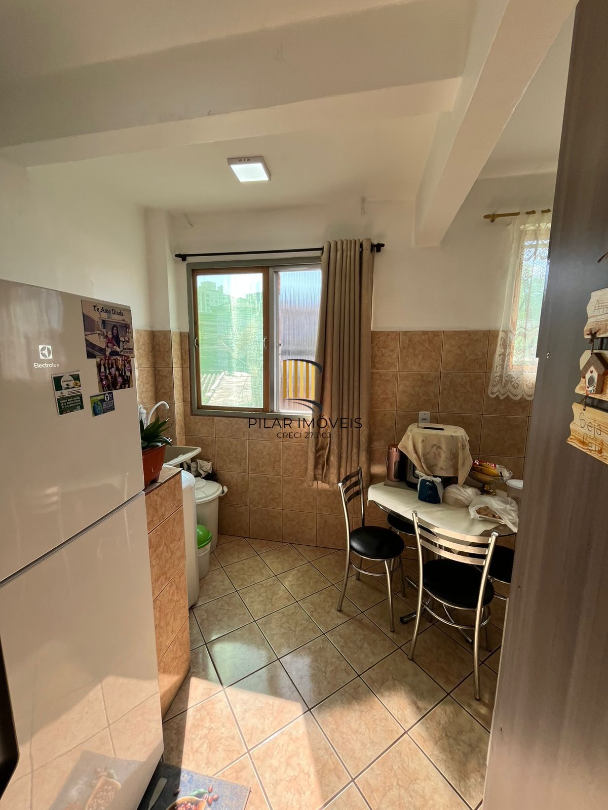 Apto de 02 dorm, sala, banho, cozinha, reformado, 01 lance de escada