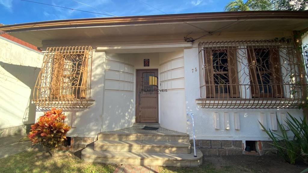 Casa 3 dormitórios no bairro Azenha