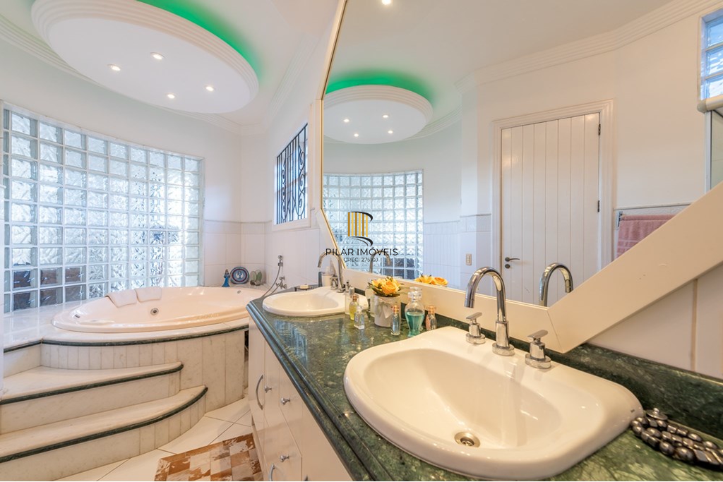 Casa 4 dormitórios no bairro Ipanema