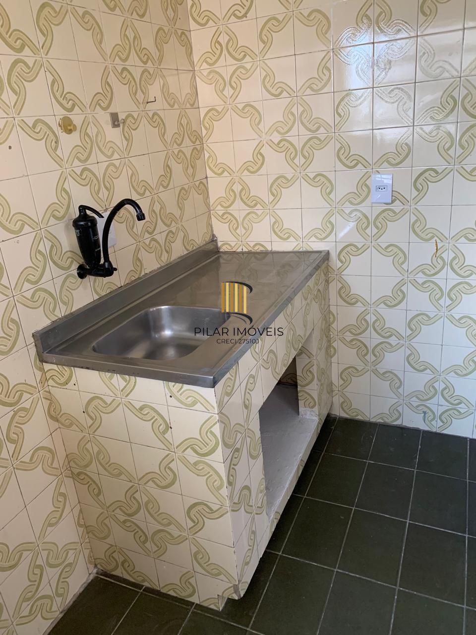 01 dormitório, na João Alfredo, Cidade Baixa, com 36 m2, 01 lance de escada