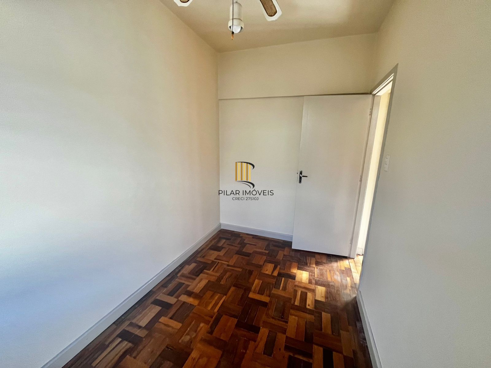 Apto de 02 dorm, sala, banho, cozinha, reformado, desocupado e vaga coberta.