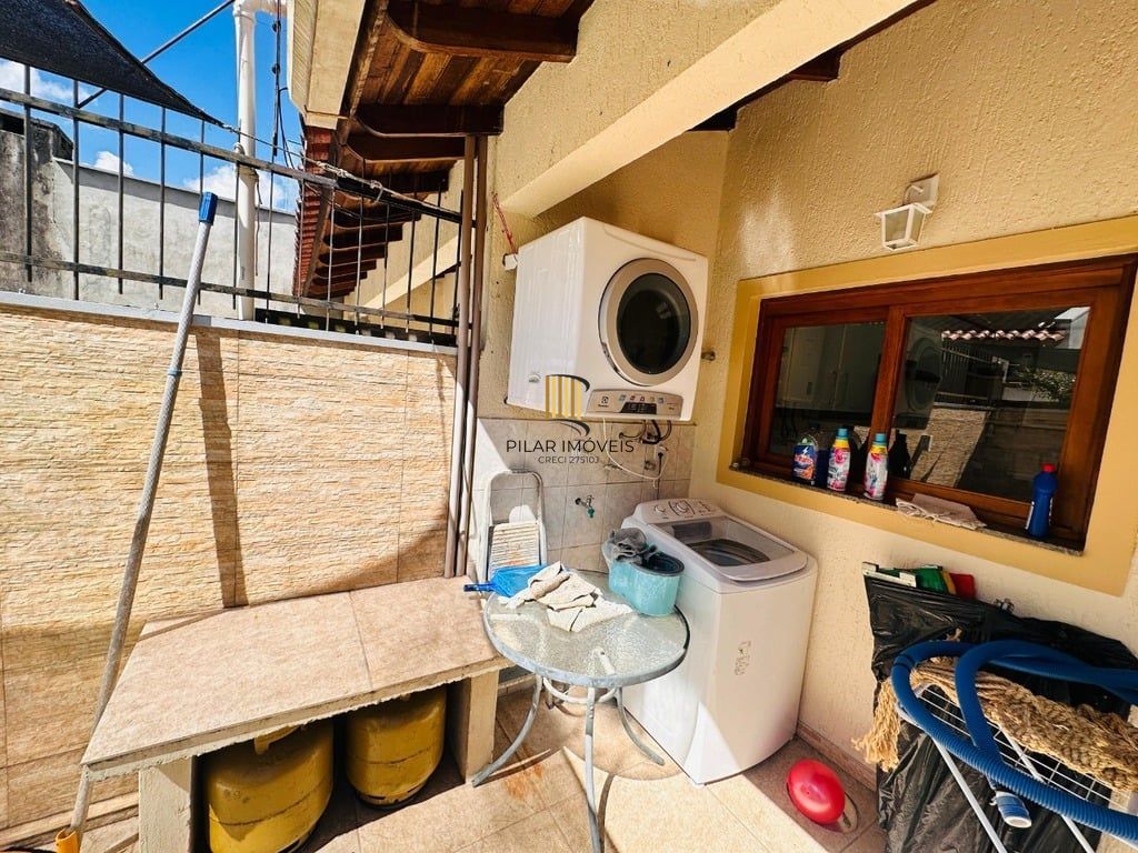 Casa 3 dormitórios no bairro Hípica
