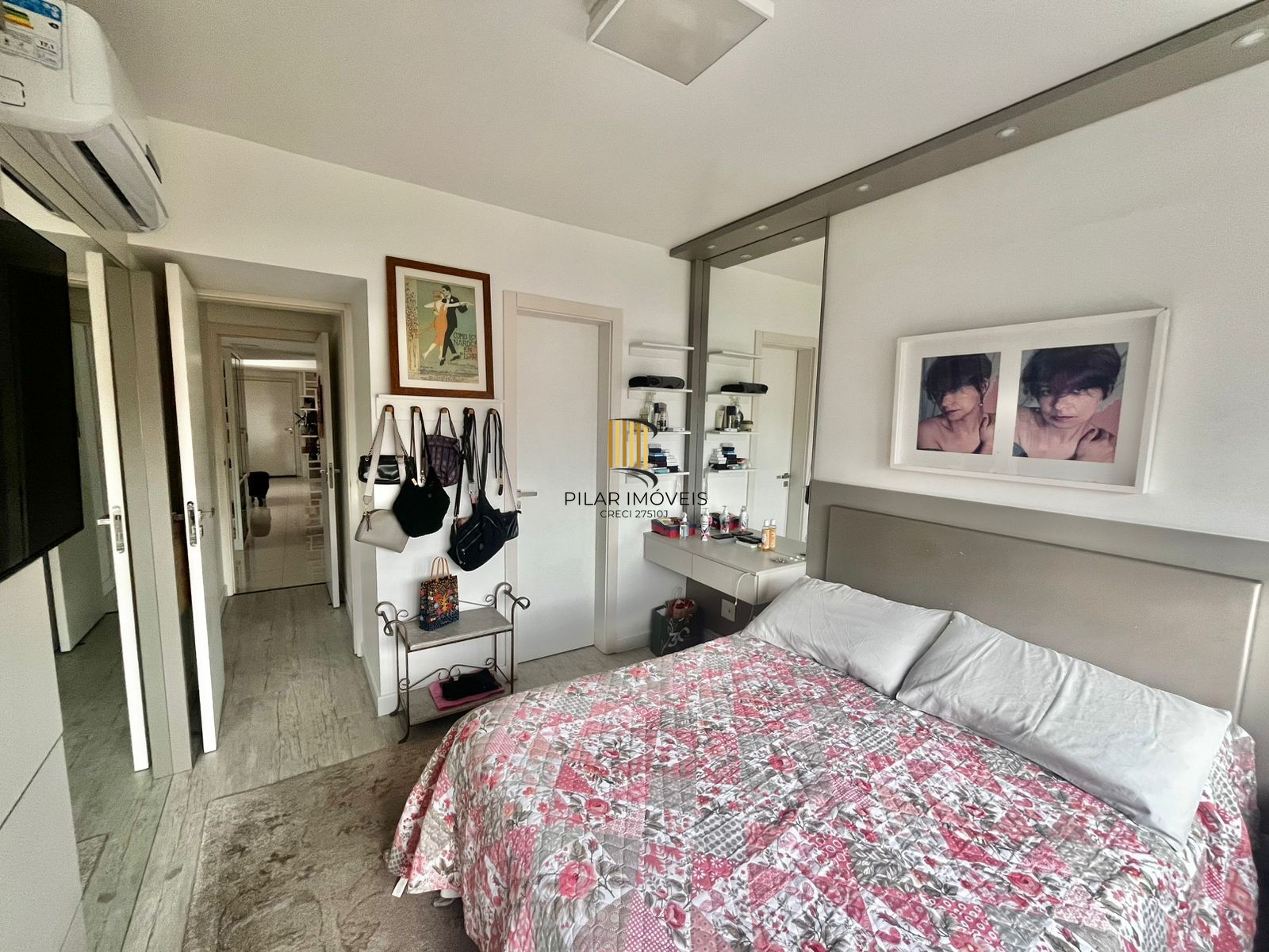 Apto de 03 dorm, sendo 01 suíte, 02 vagas, 103 m2, na João Obino, semi mobiliado