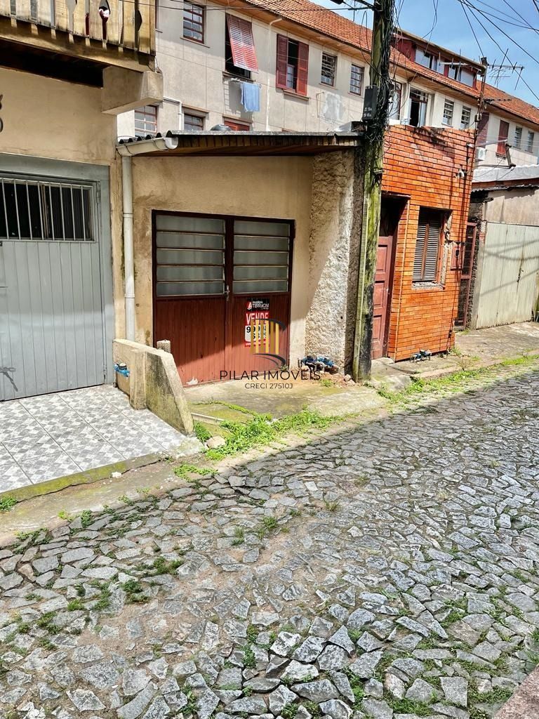 Vende-se apto térreo, com 03 dormitórios, sala com 02 ambientes