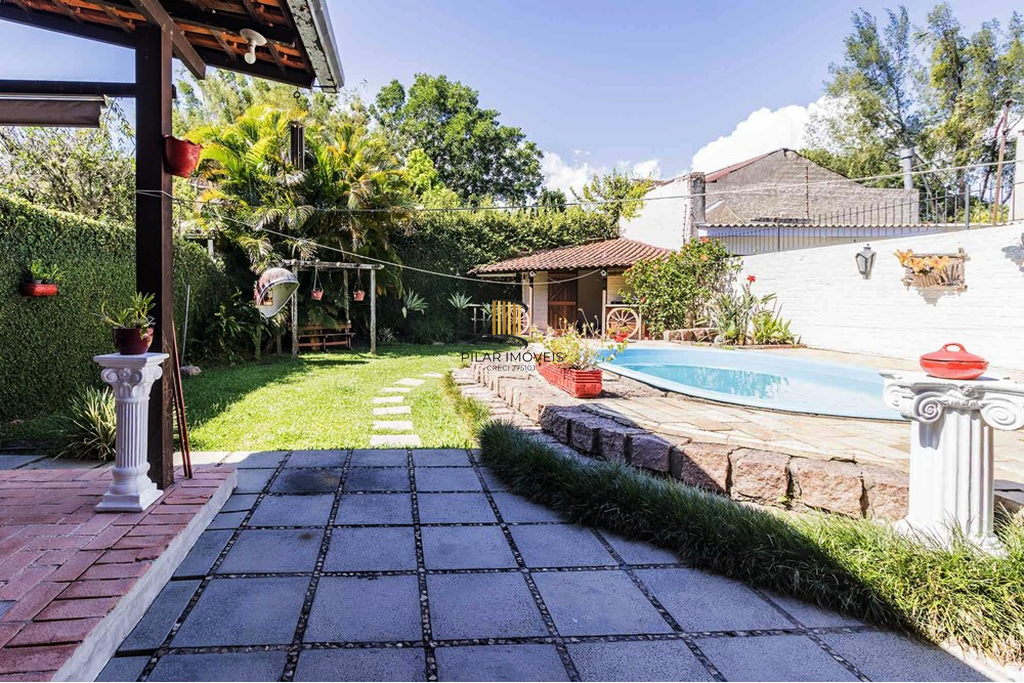 Casa 3 dormitórios no bairro Guarujá