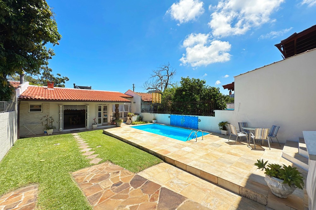 Casa 4 dormitórios no bairro Ipanema