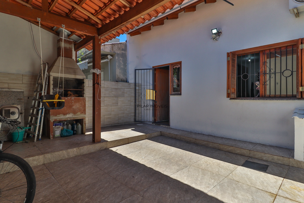 Casa 3 dormitórios no bairro Hípica