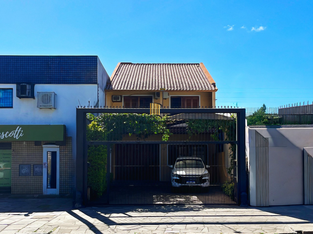 Casa 3 dormitórios no bairro Santana