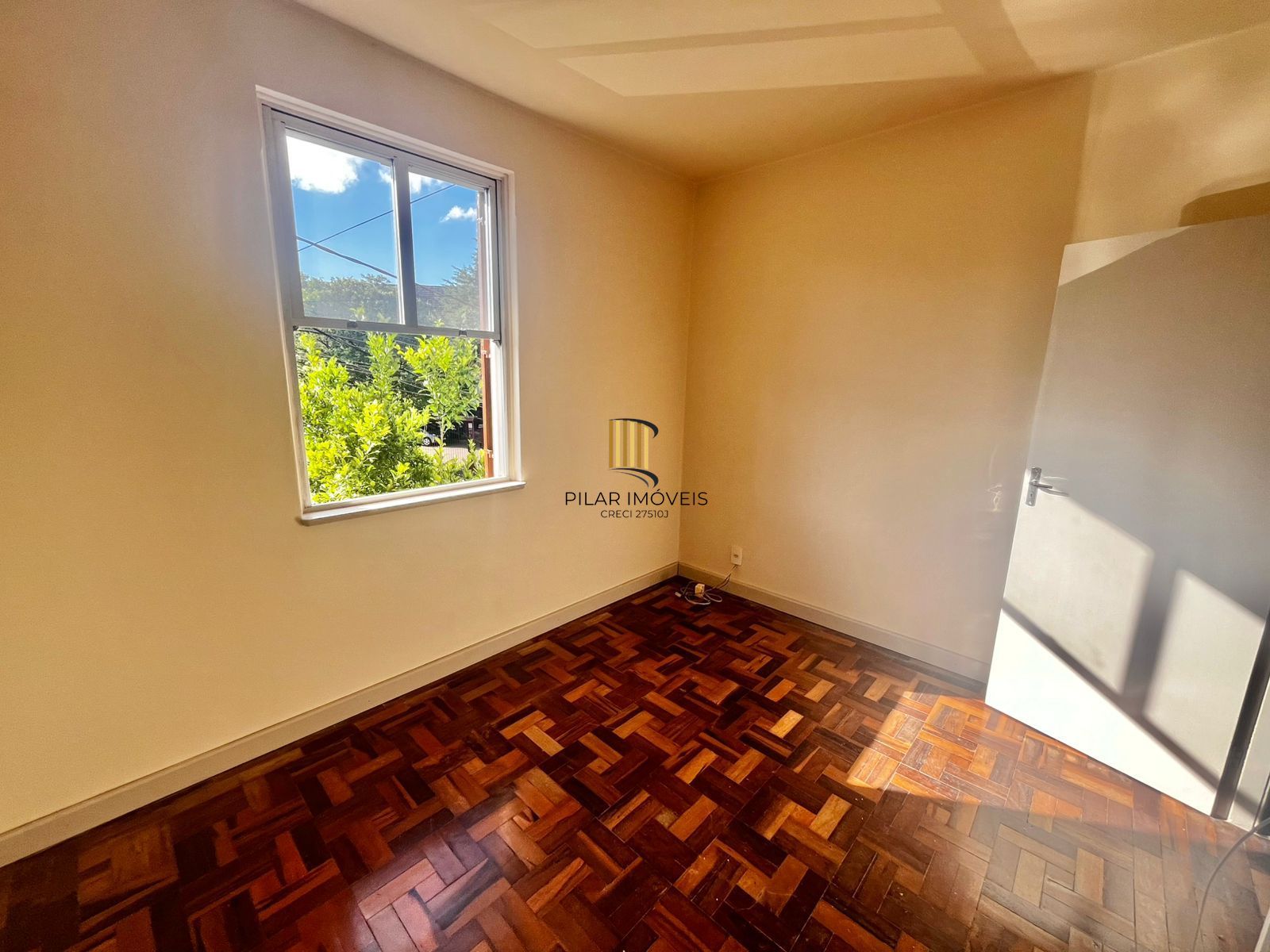 Apto de 02 dorm, sala, banho, cozinha, reformado, desocupado e vaga coberta.