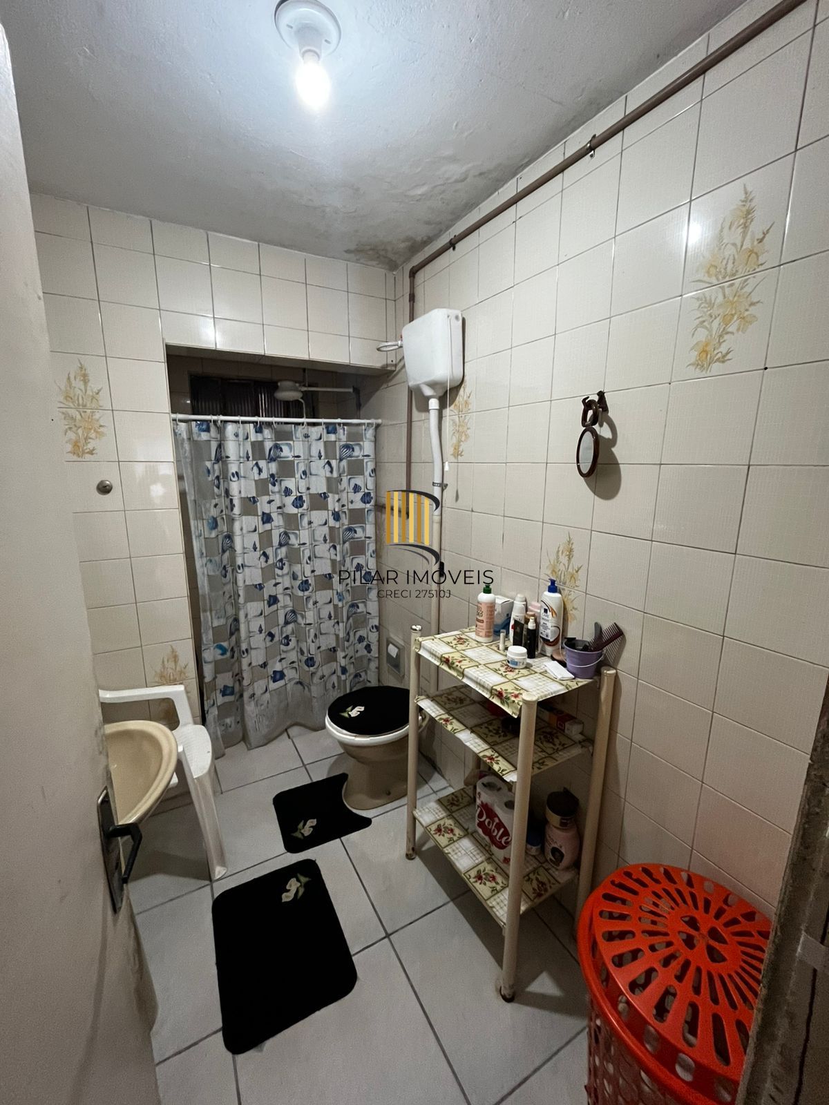 Casa na Rua Marista, Partenon, com 11,00 de frente por 23,00 de frente a fundos