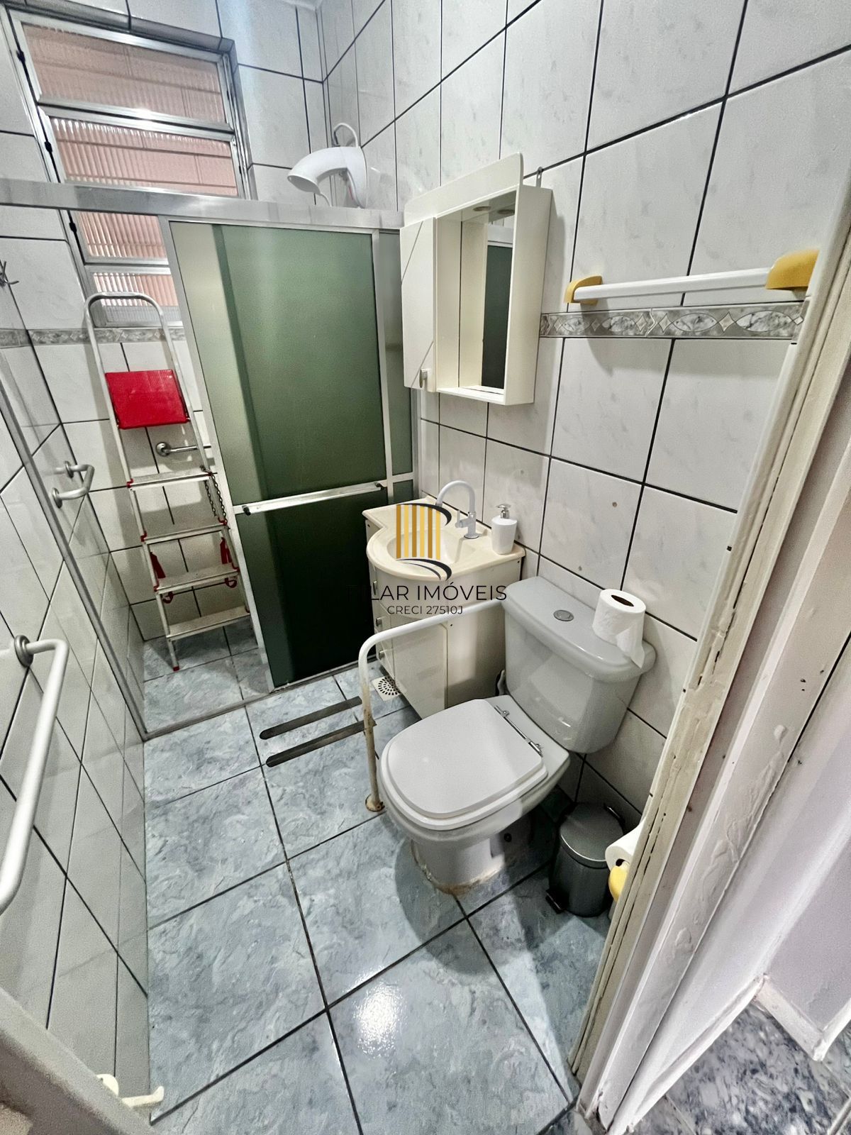 Apto térreo de 02 dorm, sala, banho, cozinha, reformado, com vaga de convenção