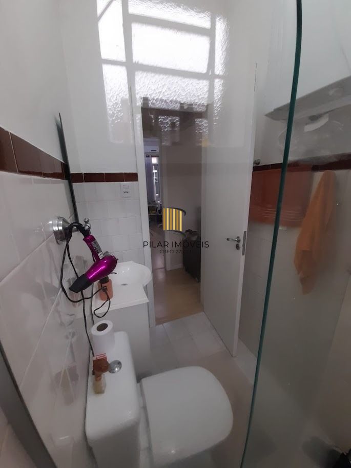 Vende apto de 02 dormitórios, sala, banheiro, cozinha e área de serviço