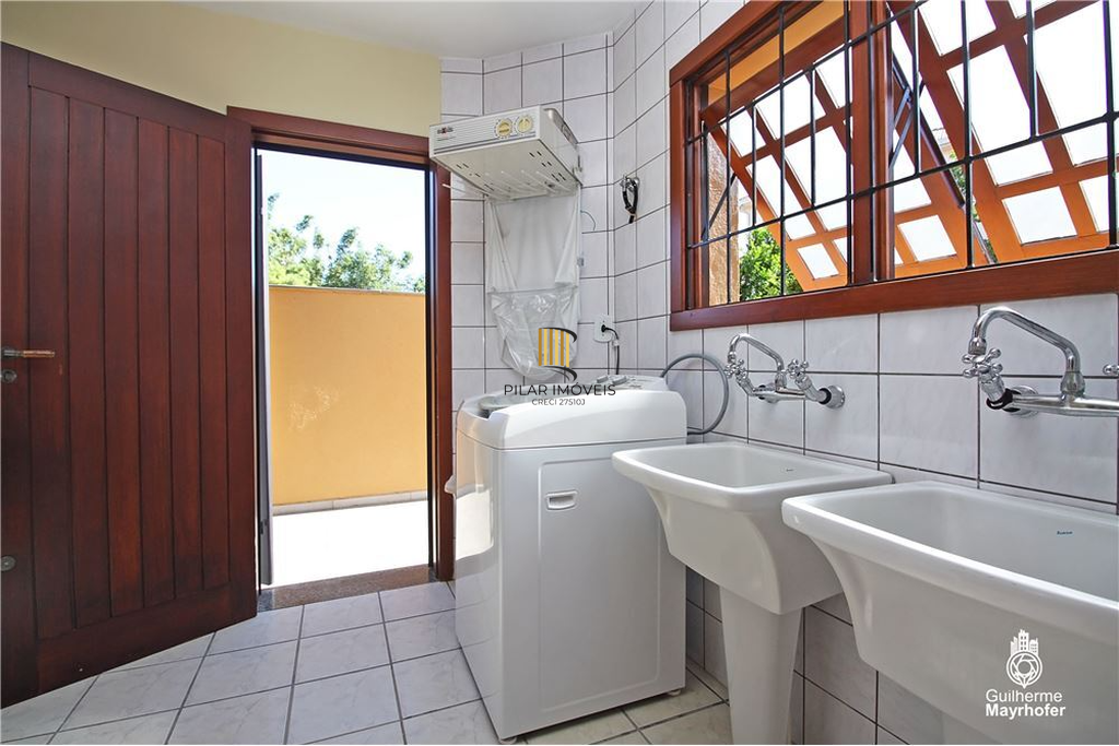 Casa 5 dormitórios no bairro Glória