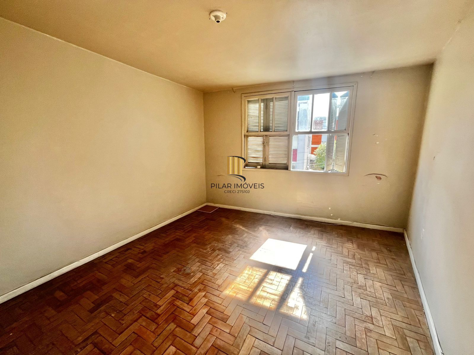 Apto de 01 dorm, no Passo da Areia, 45 m2, 2 lances de escada, ótima localização