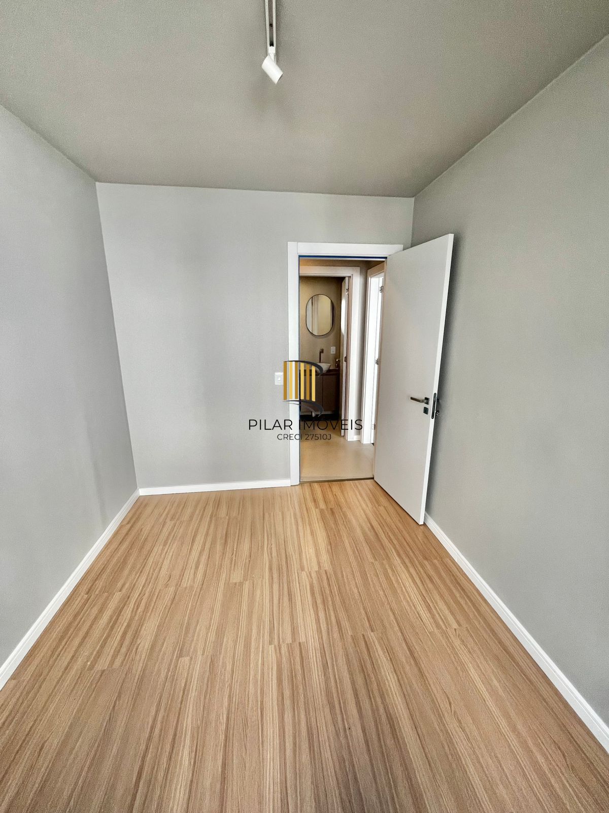 Apto 02 dorm reformado e vaga de garagem escriturada