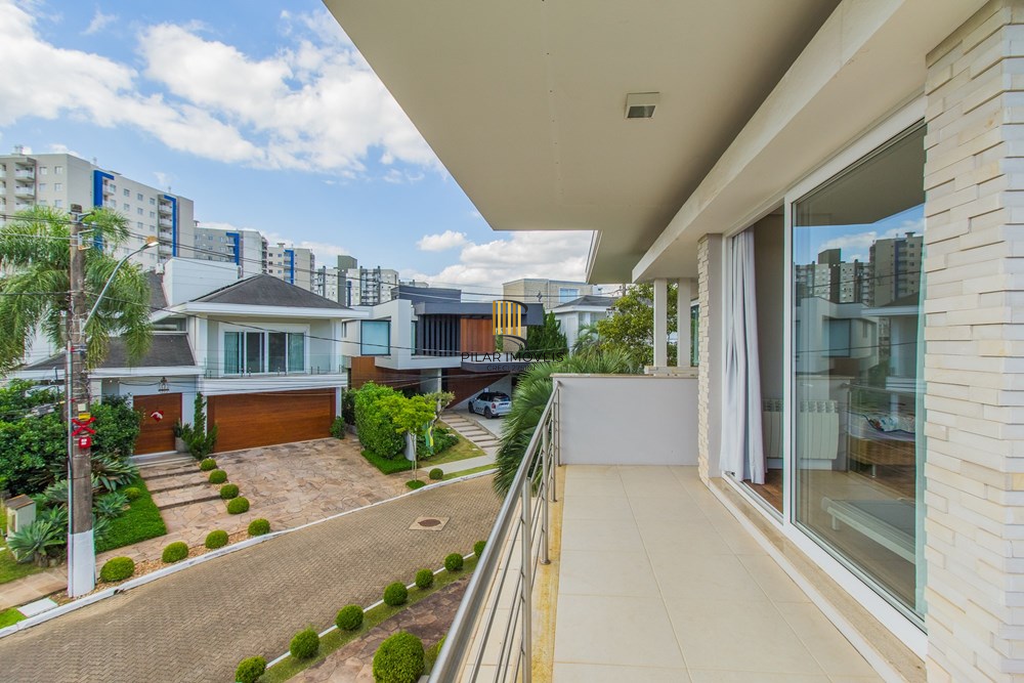 Casa 4 dormitórios no bairro Igara