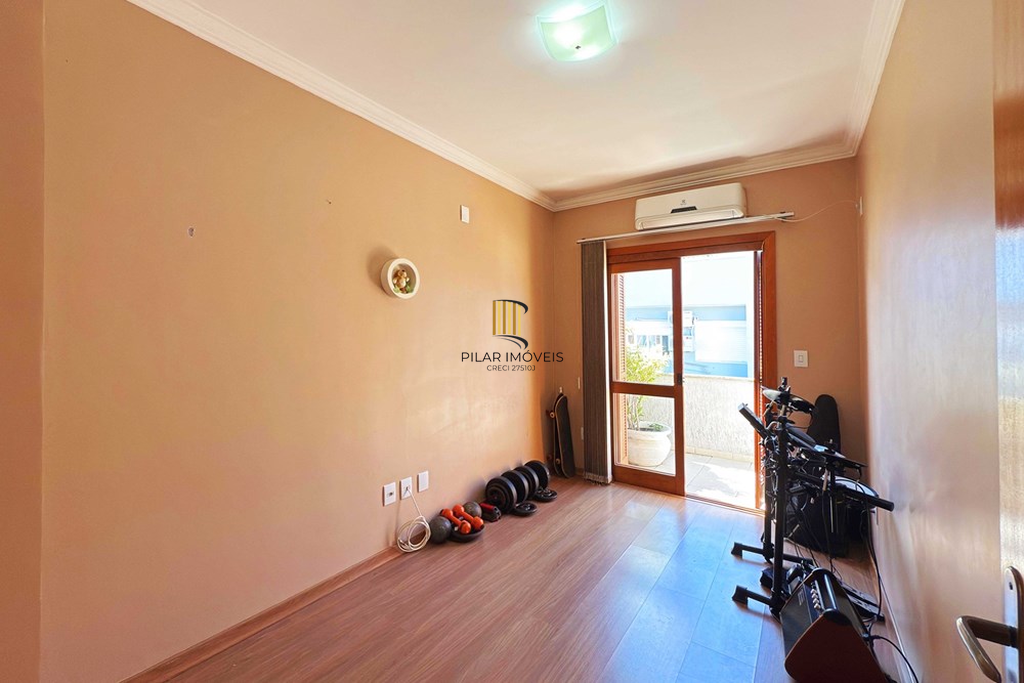 Casa 3 dormitórios no bairro Hípica