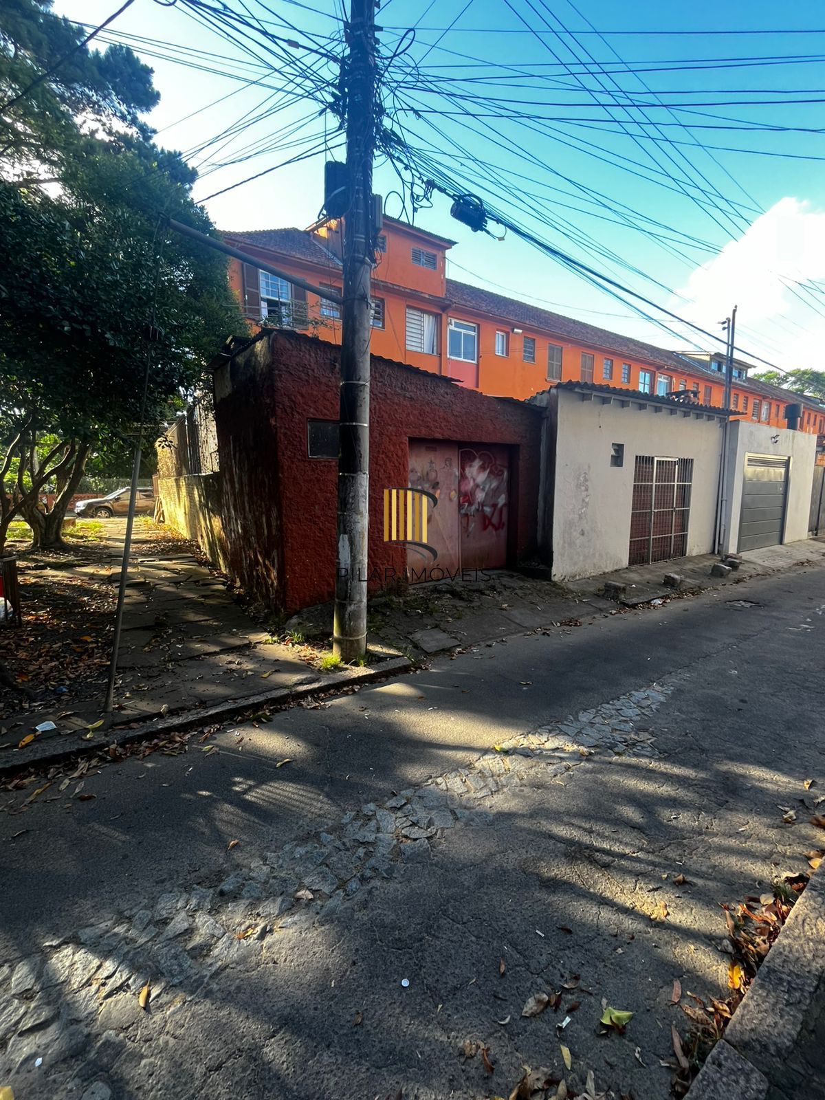 Apto de 02 dorm, sala, banho, cozinha, reformado, desocupado e vaga coberta.