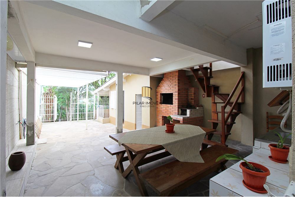 Casa 3 dormitórios no bairro Medianeira
