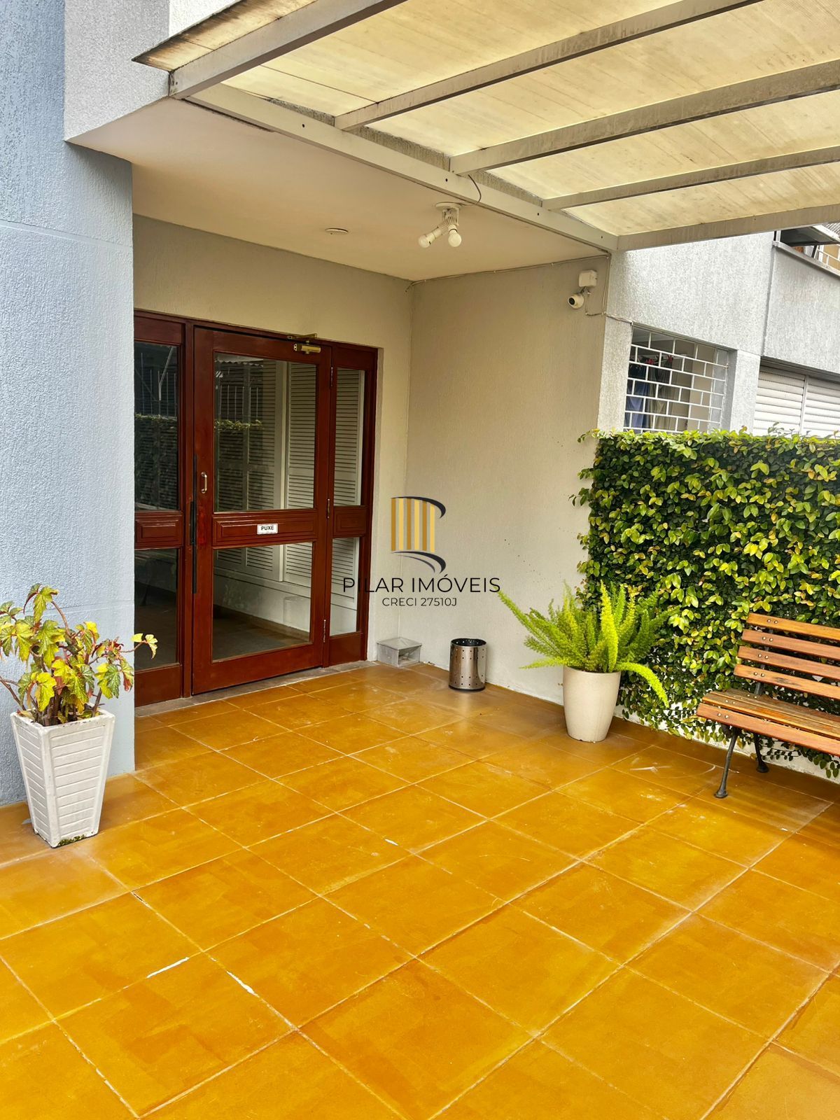Apto de 02 dorm, banho, sala, coz, area, banho aux, dep, vaga no Cristo Redentor