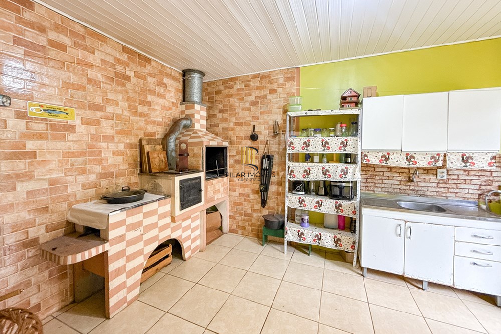 Casa 3 dormitórios no bairro Igara