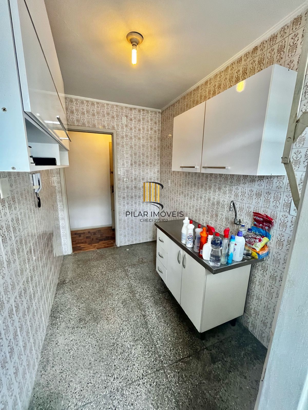 Apto de 01 dorm no Passo da Areia, sala, cozinha, banheiro e área.
