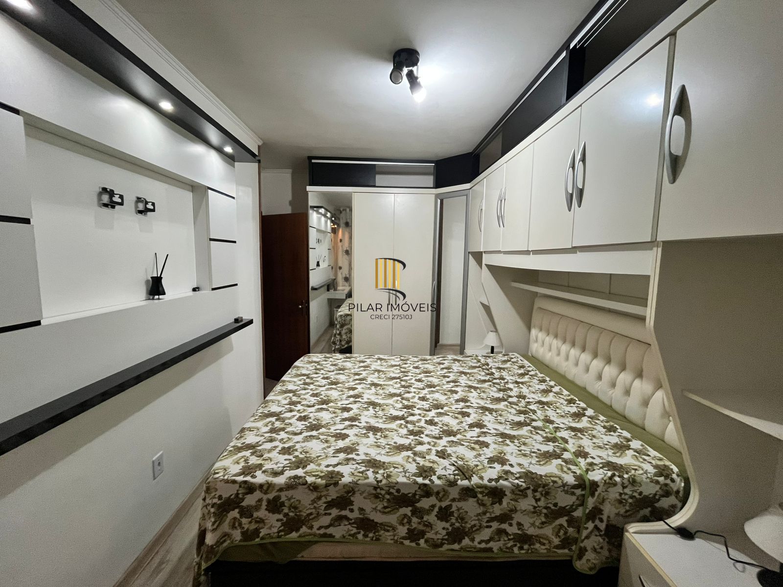 Apto de 02 dorm, mobiliado, transformado em 01 dorm, com vaga no Passo da Areia