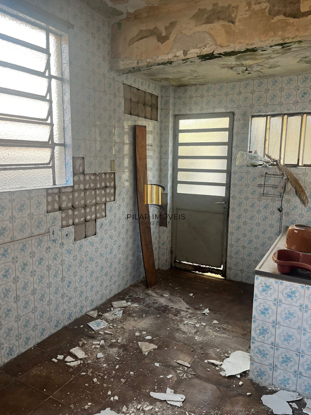 Casa no Passo da Areia, precisa reformas, terreno de 270 m²