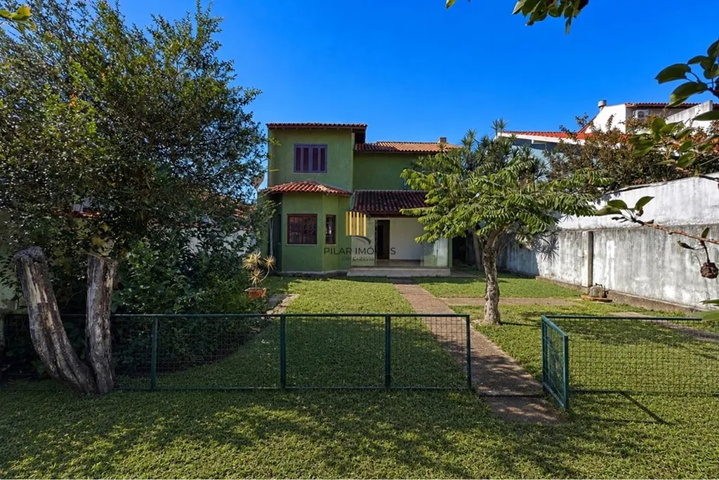 Casa 4 dormitórios no bairro Guarujá