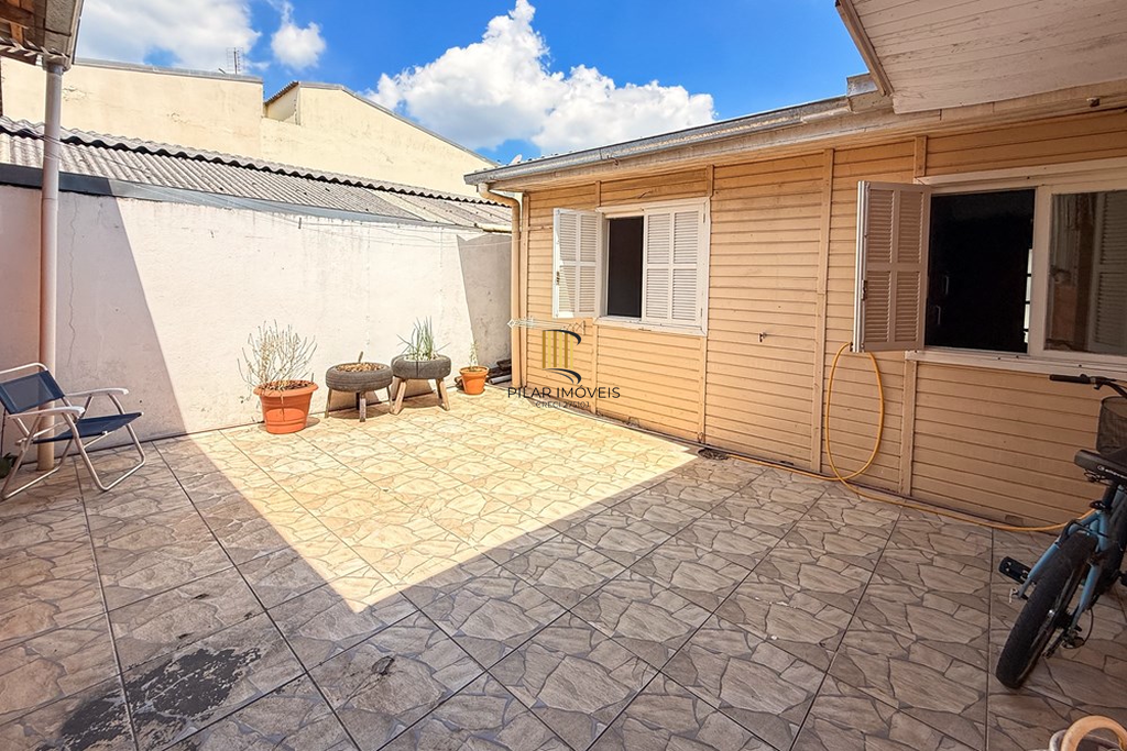 Casa 3 dormitórios no bairro Igara