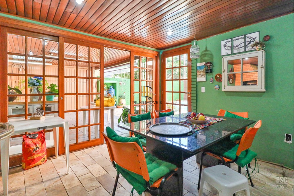 Casa 6 dormitórios no bairro Rubem Berta