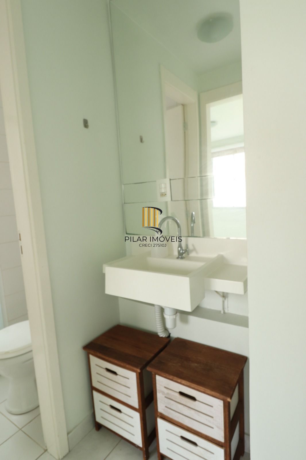 Vende ótimo apto de 02 dormitórios, 01 vaga, sol da manhã, Bairro Sarandi