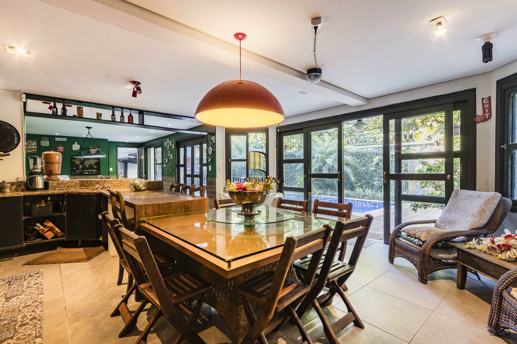 Casa 5 dormitórios no bairro Chácara das Pedras