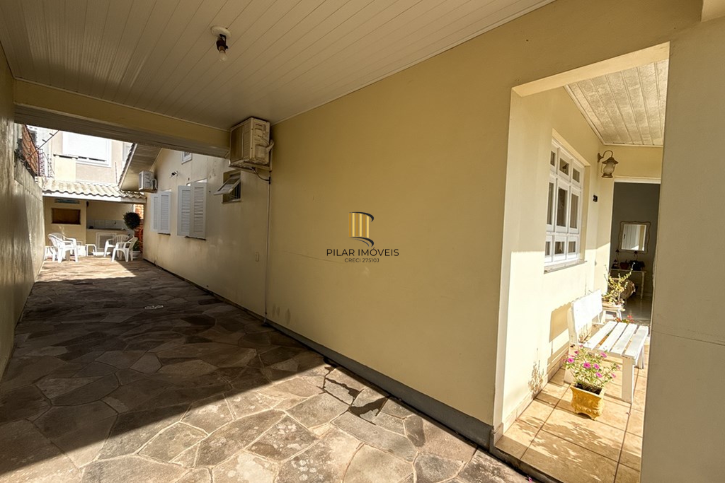 Casa 3 dormitórios no bairro Igara