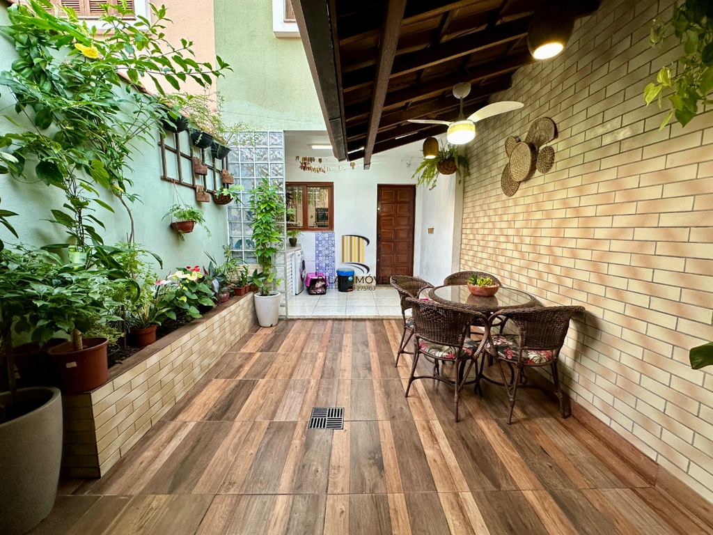 Casa 2 dormitórios no bairro Hípica