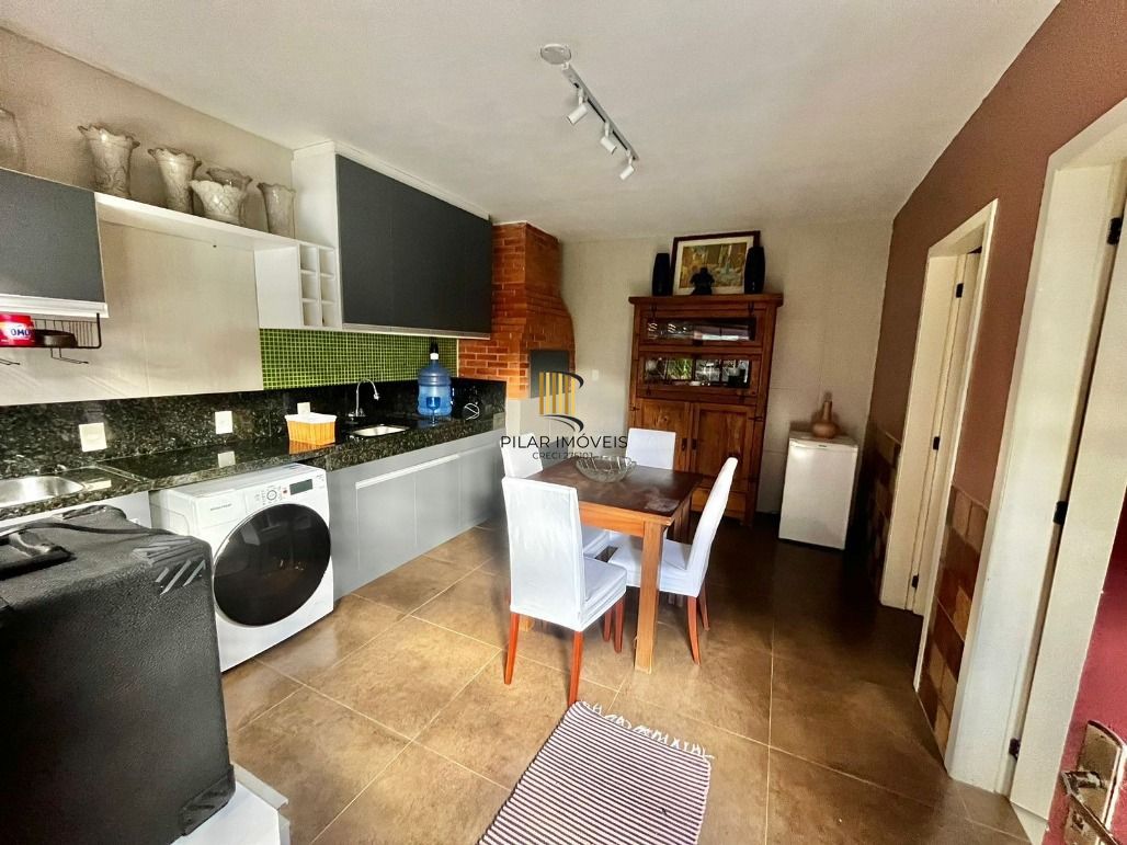 Casa toda reformada, 135 m² de área construída, churrasqueira e piscina