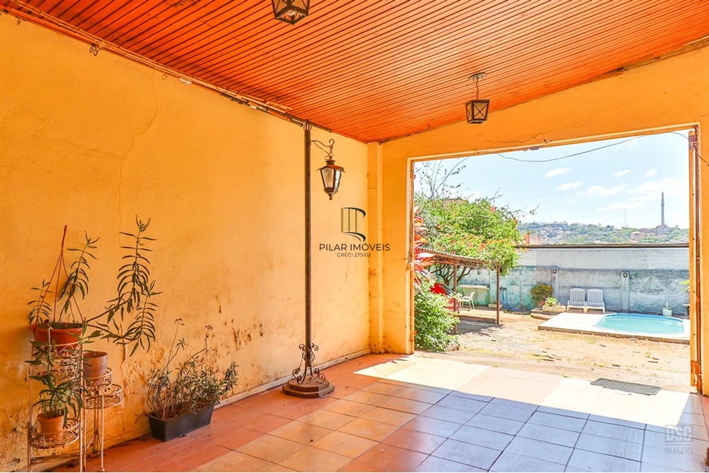 Casa 6 dormitórios no bairro Teresópolis