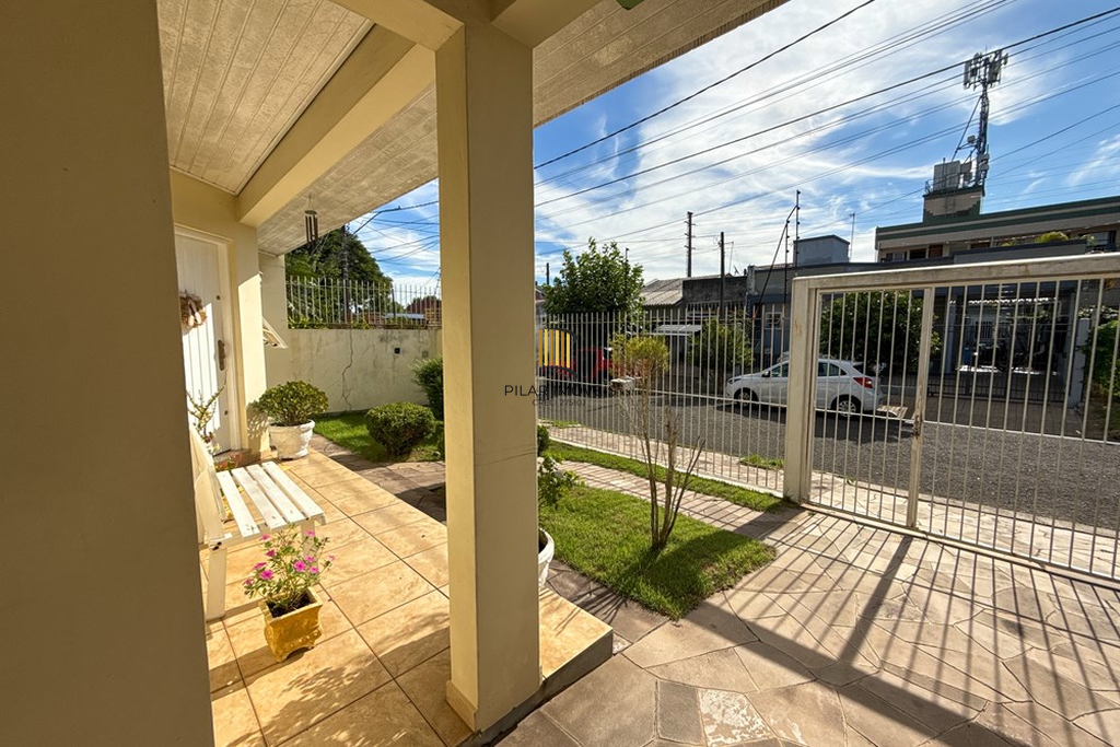 Casa 3 dormitórios no bairro Igara