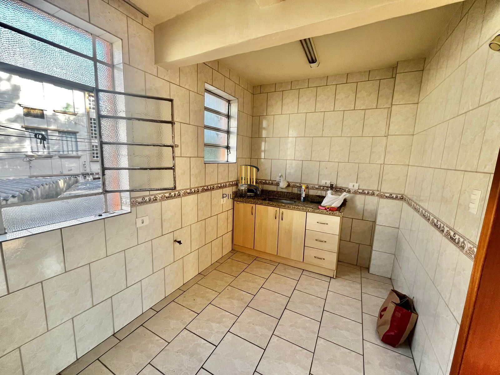 Apto de 02 dorm, sala, banho, cozinha, reformado, desocupado e vaga coberta.