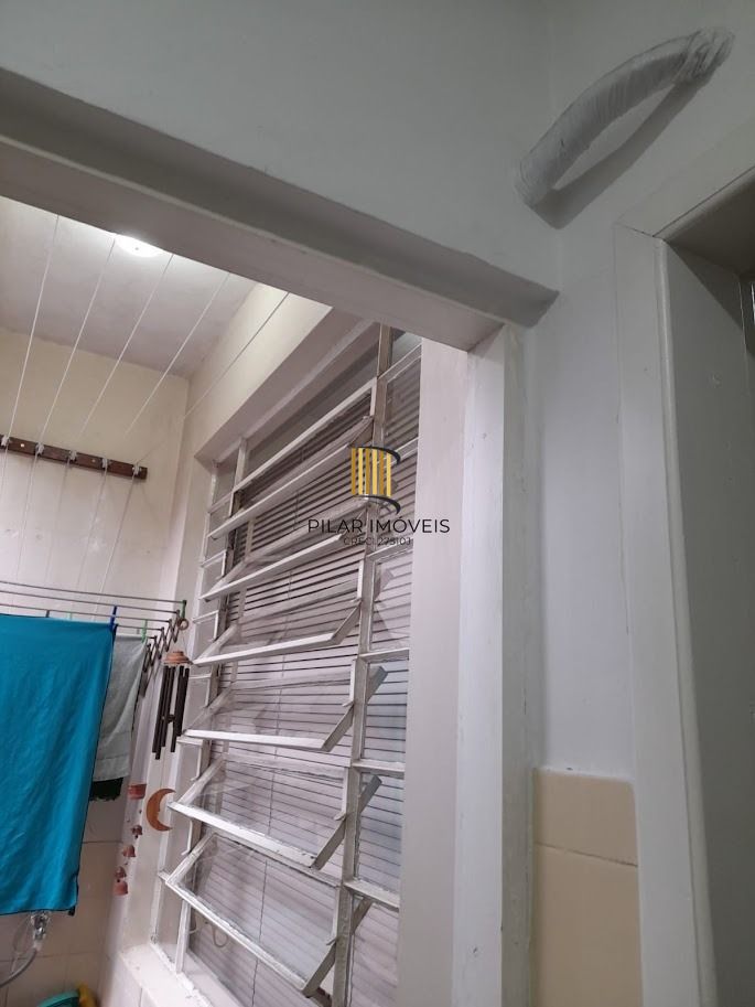 Vende apto de 02 dormitórios, sala, banheiro, cozinha e área de serviço
