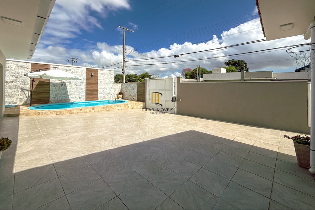 Casa 3 dormitórios no bairro Igara