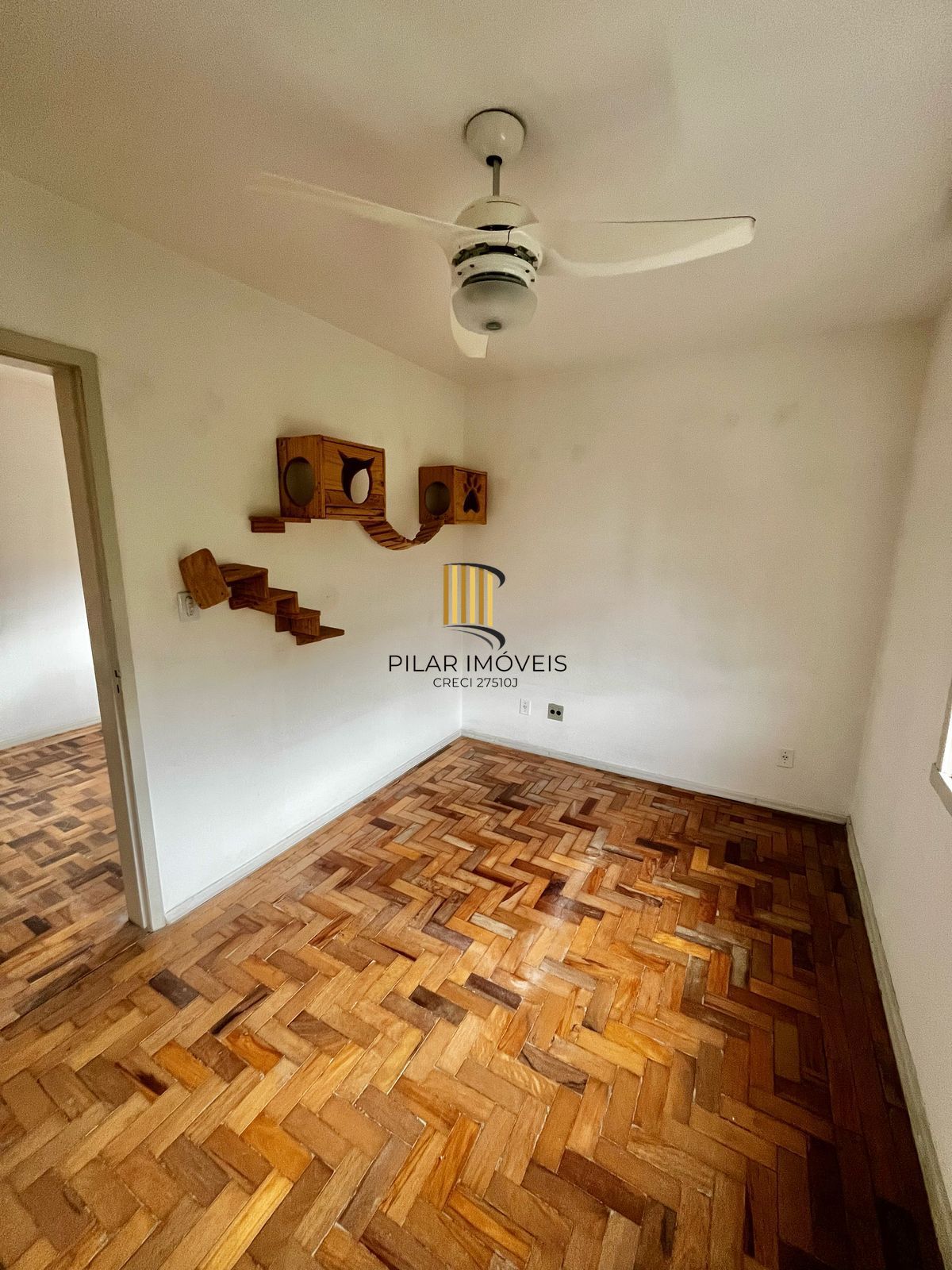 Apto de 01 dorm no Passo da Areia, sala, cozinha, banheiro e área.