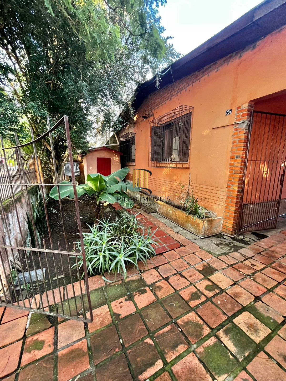 Casa na Rua Marista, Partenon, com 11,00 de frente por 23,00 de frente a fundos