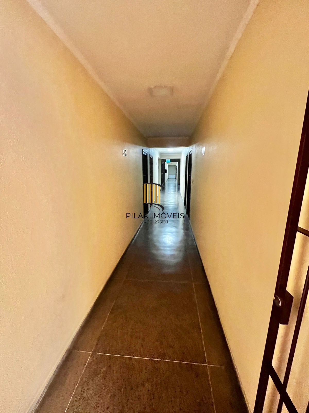 Sala comercial, Av Assis Brasil, 34 m², prédio com elevador, sala com banheiro