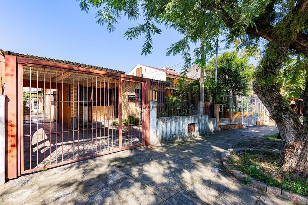 Casa 3 dormitórios no bairro Medianeira