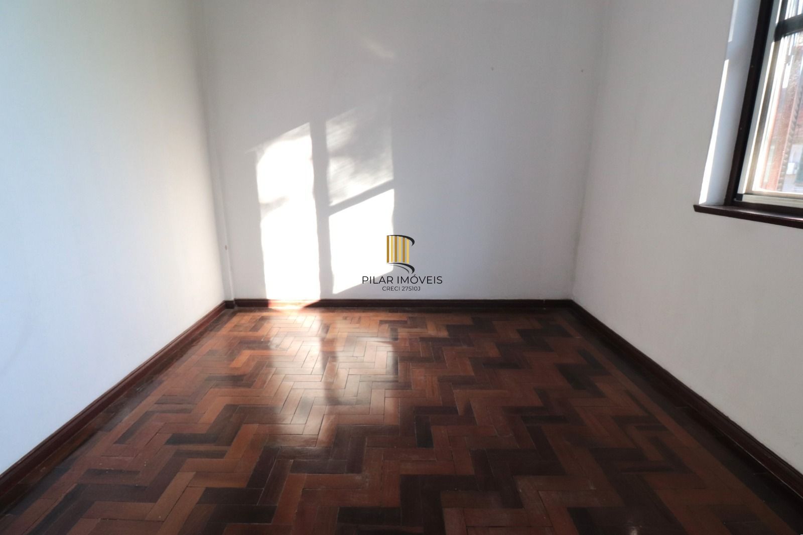 Apto no IAPI, 02 dorm com vaga de garagem