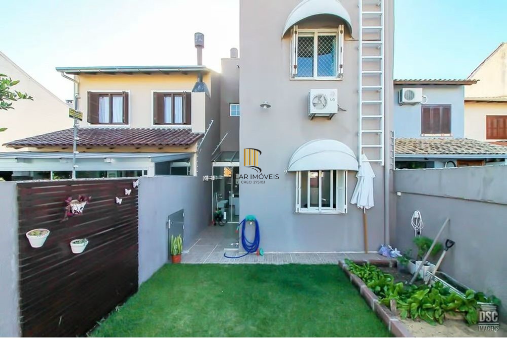 Casa 3 dormitórios no bairro Hípica