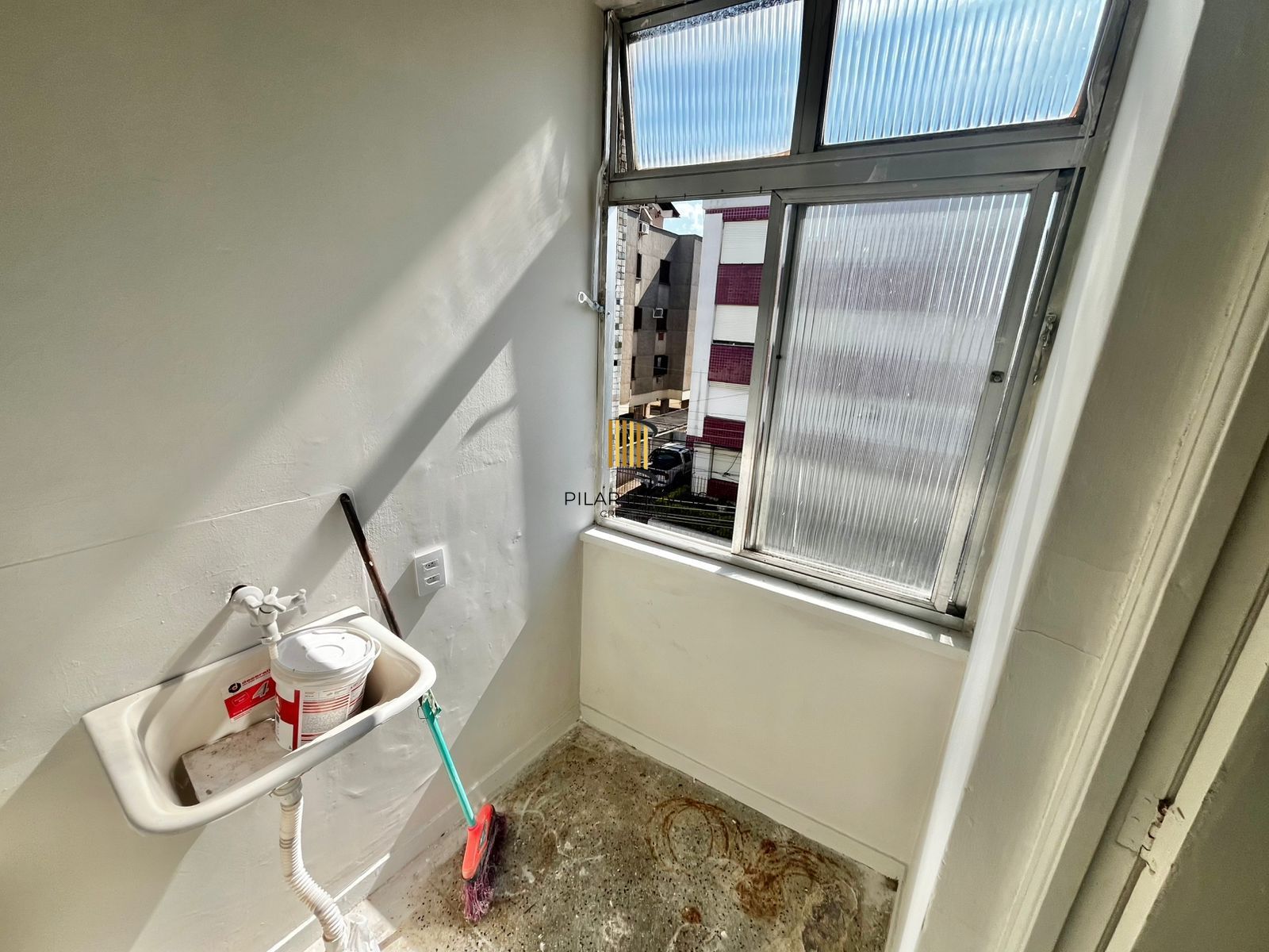 Apto de 01 dorm, no Passo da Areia, 45 m2, 2 lances de escada, ótima localização