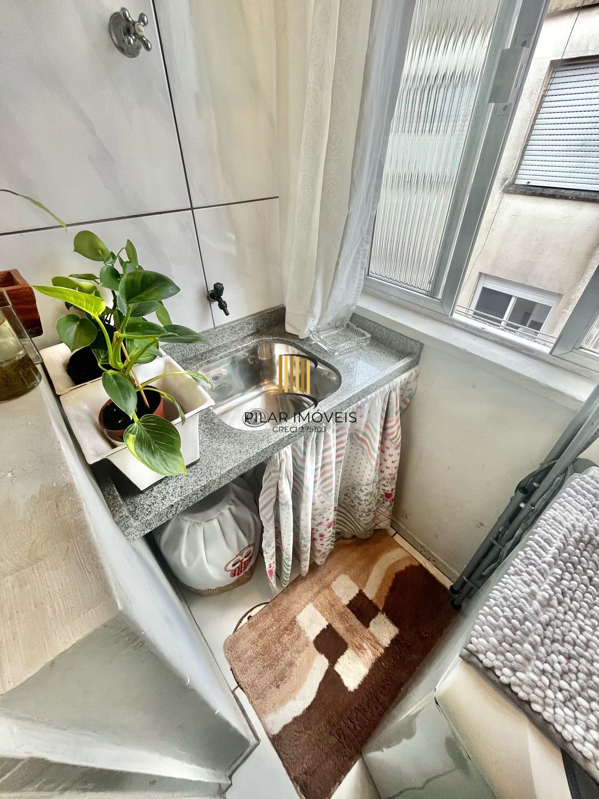 01 dormitório, junto ao Nacional Leopoldina, sala, banheiro, cozinha e área