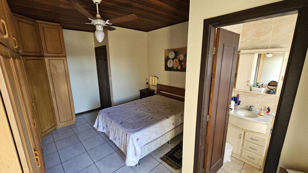 Casa 4 dormitórios no bairro Santo Antônio